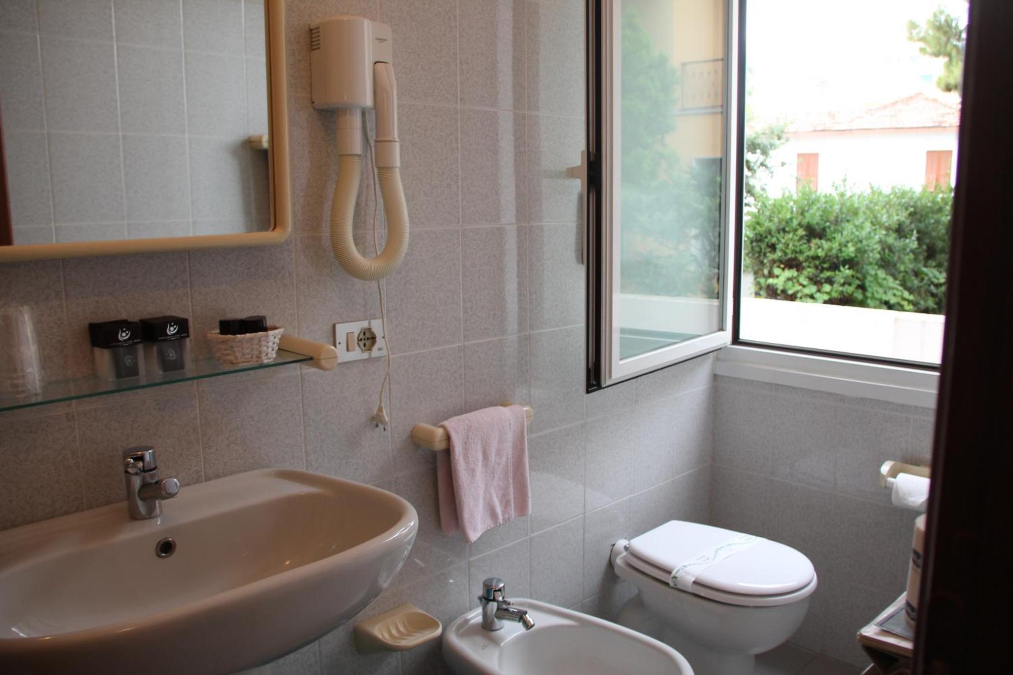 Hotel Helios Diano Marina Zimmer foto